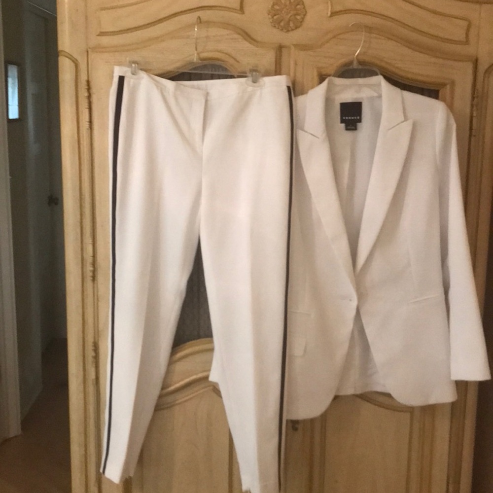 Troupe suit